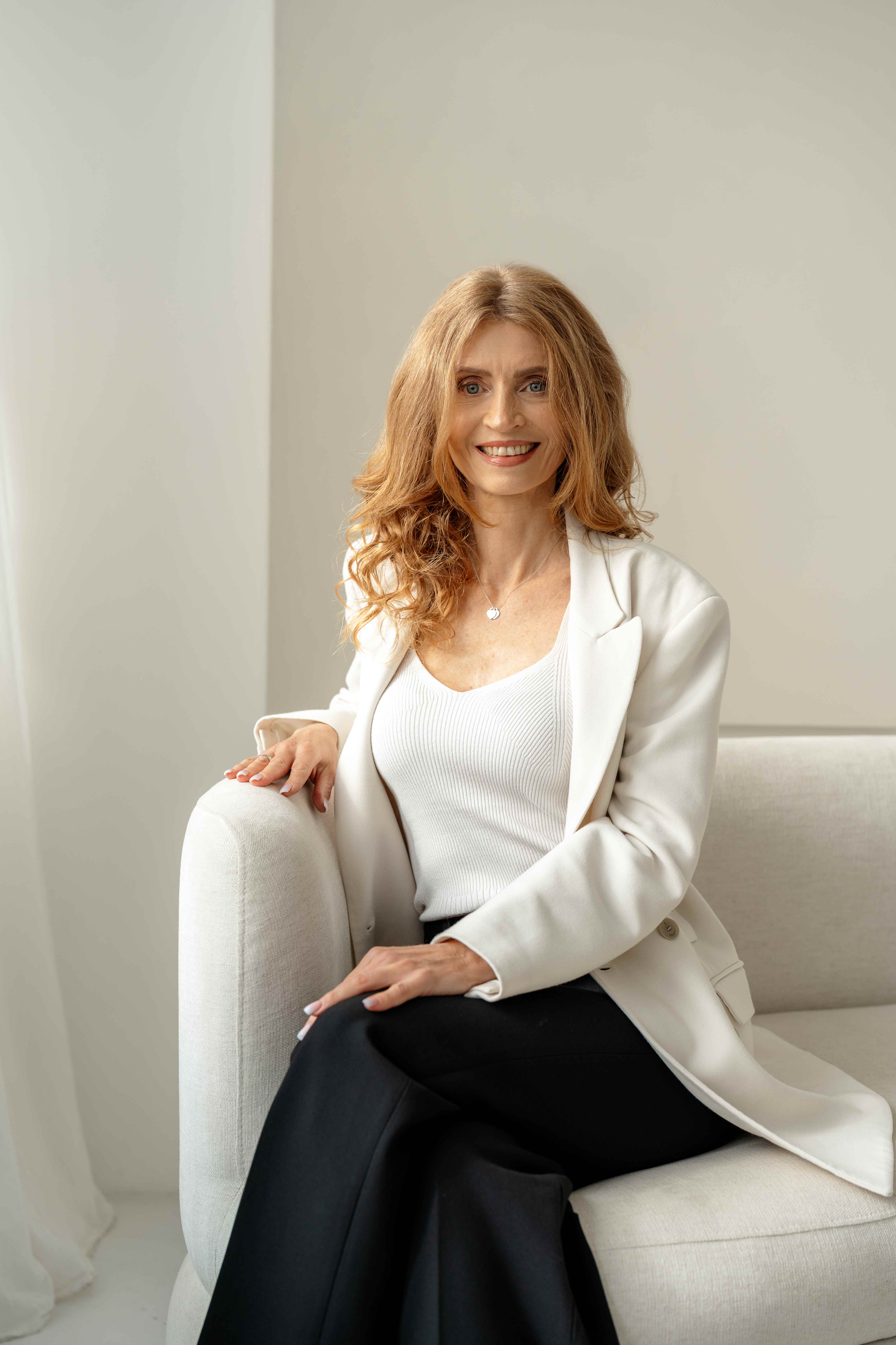 Diana Wanes im weißen Blazer